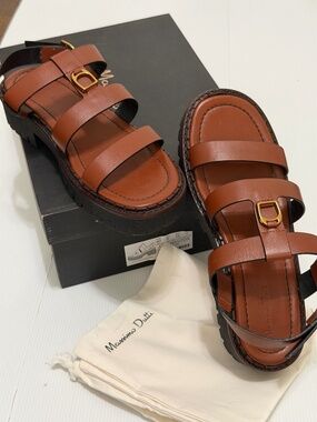 Massimo Dutti leather fisherman sandal with a track sole and slight heel. Size 9